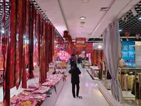 Торговые ряды с китайскими украшениями и подарками